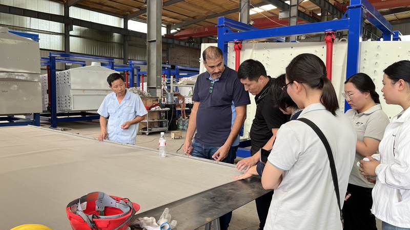 Saudi Customers Visit Factory to Inspect Square Swing Screen