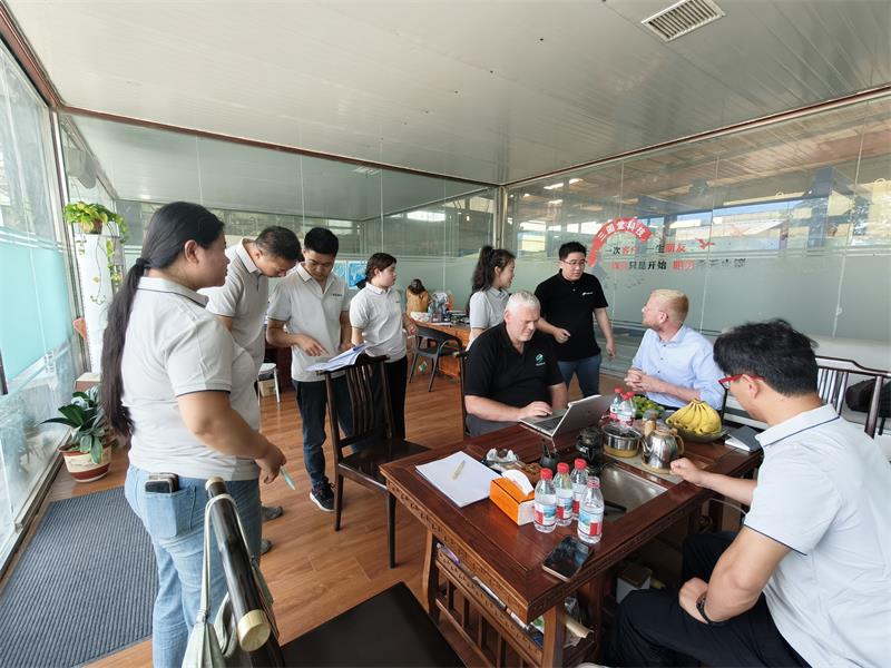 British customers visit the factory - a mutual effort, working together for cooperation
